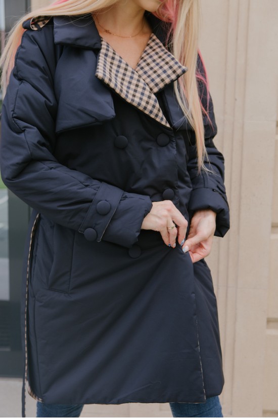 Английское пальто на пуговицах с поясом синего цвета